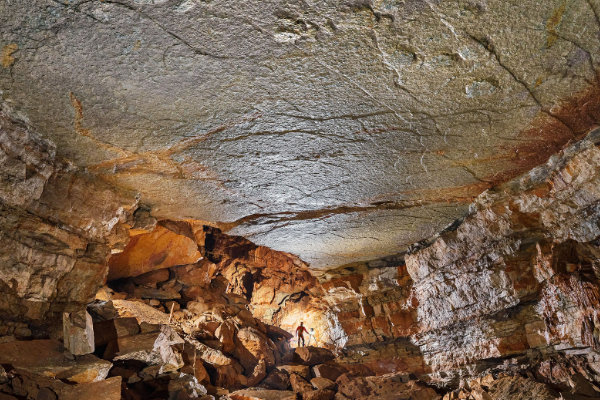 Grotte de Castelbouc (Lozère), salle du Tunnel montrant un plafond portant plusieurs pistes de dinosaures. Crédit : Rémi Flament.